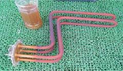 湯垢で赤く染まったヒーター